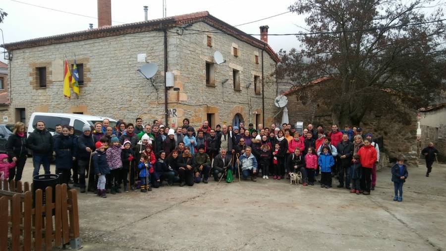 Una expedición cercana a las 70 personas ha participado en la X subida del Belén a Peña Lara. Allí pasará toda la Navidad este nacimiento.