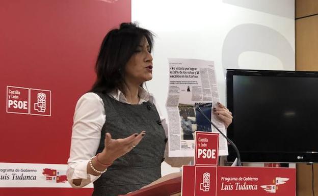 La socialista Ana Sánchez muestra la página de El Norte con la entrevista al popular Francisco Vázquez