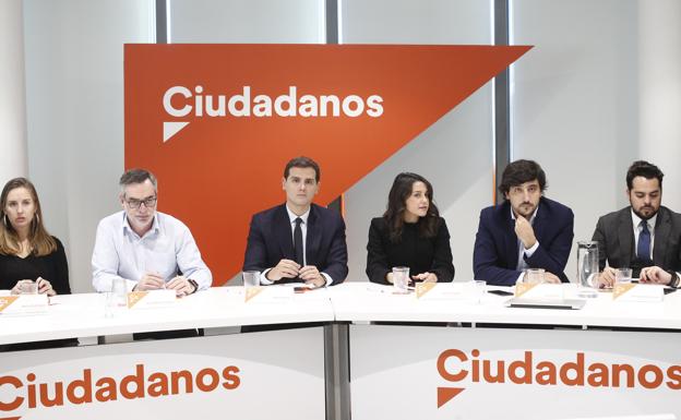 Rivera, acompañado de Villegas y Arrimadas en la reunión del Comité Ejecutivo Nacional de Ciudadanos en Madrid. 