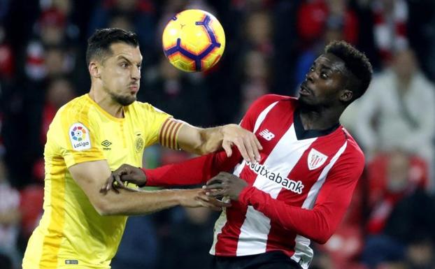 Iñaki Williams pelea un balón con el centrocampista del Girona, Alex Granell.