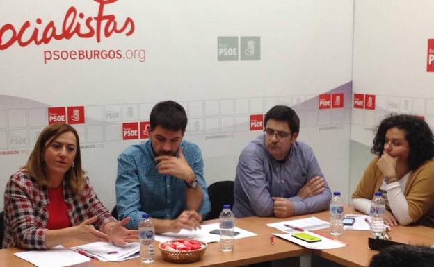 Virginia Barcones, vicesecretaria general del PSOE de Castilla y León, junto a los diputados socialistas burgaleses. 