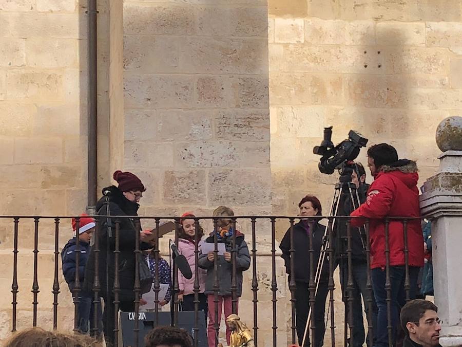 Más de 200 alumnos y numeroso público ha participado hoy en la XVI Cantada Escolar de Villancicos de Aranda de Duero.