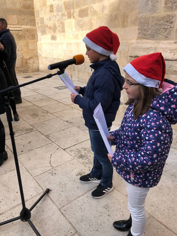 Más de 200 alumnos y numeroso público ha participado hoy en la XVI Cantada Escolar de Villancicos de Aranda de Duero.