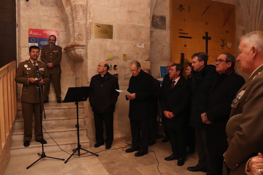 El claustro bajo de la Catedral acoge el belén monumental del Regimiento de Transmisiones 22, un nacimiento con 105 escenas que narran la Historia Sagrada desde el Génesis hasta el Apocalipsis.