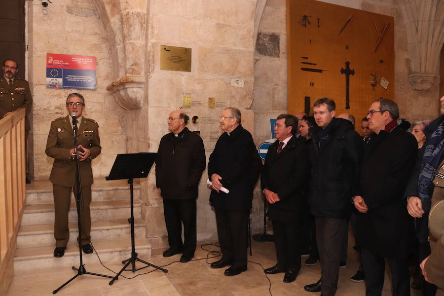 El claustro bajo de la Catedral acoge el belén monumental del Regimiento de Transmisiones 22, un nacimiento con 105 escenas que narran la Historia Sagrada desde el Génesis hasta el Apocalipsis.