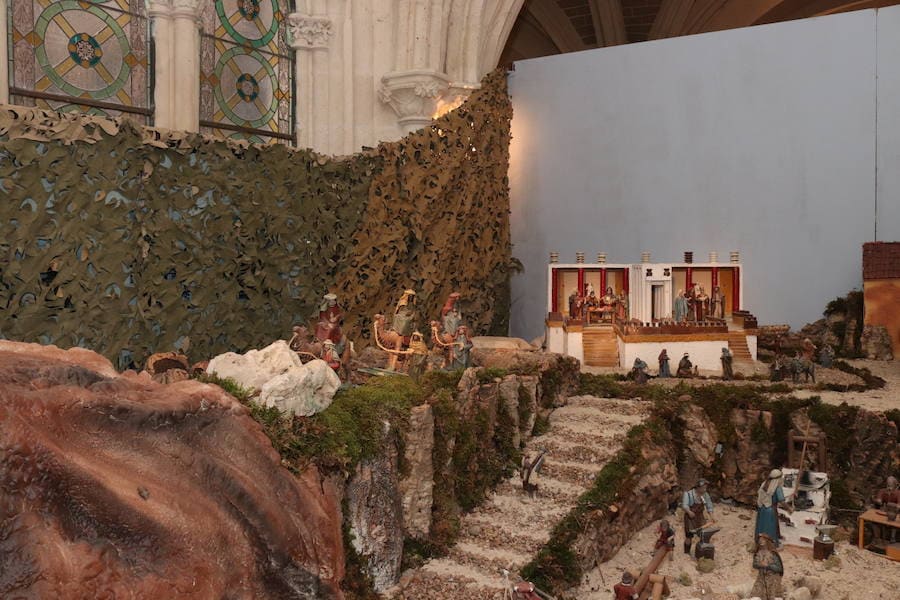 El claustro bajo de la Catedral acoge el belén monumental del Regimiento de Transmisiones 22, un nacimiento con 105 escenas que narran la Historia Sagrada desde el Génesis hasta el Apocalipsis.