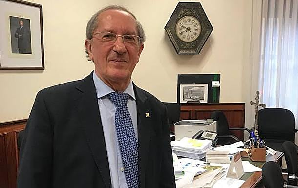 El magistrado Feliciano Trebolle ante la mesa de su despacho, donde estudia el caso Sara. 