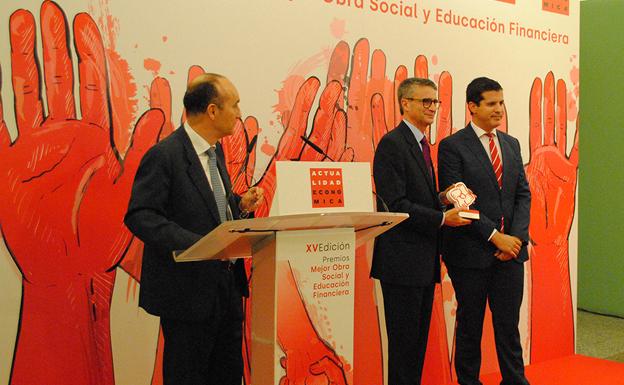 Acto de entrega del premio, al que acudió el presidente de la Fundación, Emilio De Domingo Angulo 