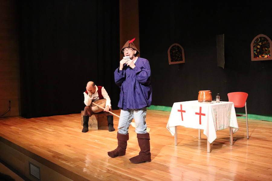 La compañía de teatro Dulces, que esta formada por usuarios de la Asociación Apacid, ha representado esta tarde una adaptación muy especial del Lazarillo de Tormes.