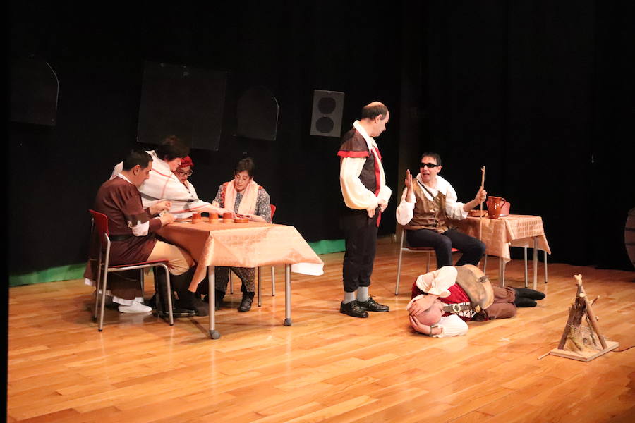 La compañía de teatro Dulces, que esta formada por usuarios de la Asociación Apacid, ha representado esta tarde una adaptación muy especial del Lazarillo de Tormes.