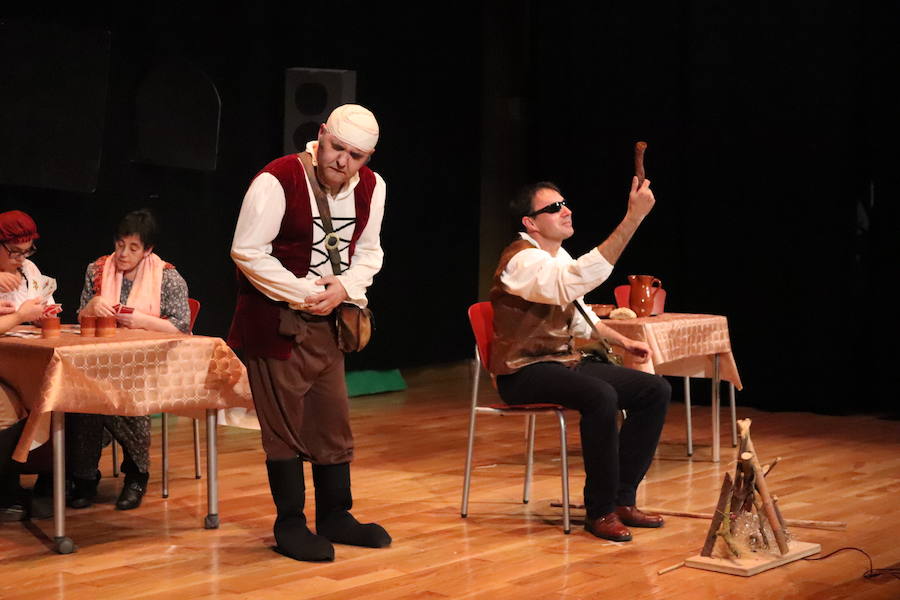 La compañía de teatro Dulces, que esta formada por usuarios de la Asociación Apacid, ha representado esta tarde una adaptación muy especial del Lazarillo de Tormes.