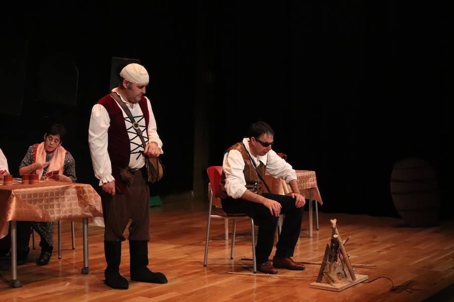 La compañía de teatro Dulces, que esta formada por usuarios de la Asociación Apacid, ha representado esta tarde una adaptación muy especial del Lazarillo de Tormes.