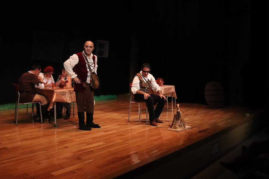 La compañía de teatro Dulces, que esta formada por usuarios de la Asociación Apacid, ha representado esta tarde una adaptación muy especial del Lazarillo de Tormes.