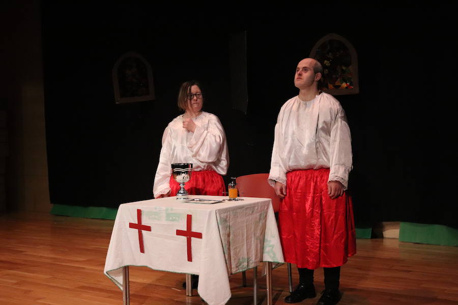 La compañía de teatro Dulces, que esta formada por usuarios de la Asociación Apacid, ha representado esta tarde una adaptación muy especial del Lazarillo de Tormes.