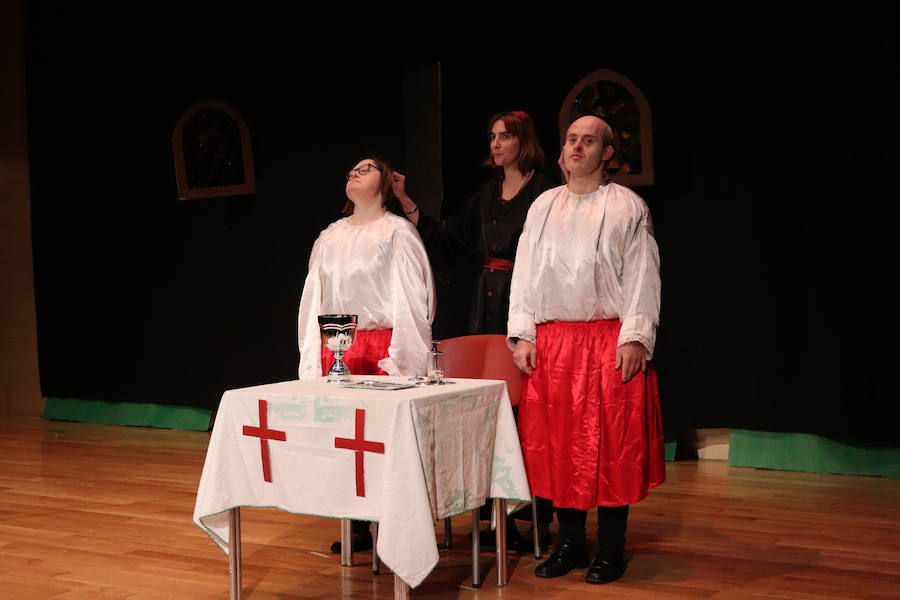 La compañía de teatro Dulces, que esta formada por usuarios de la Asociación Apacid, ha representado esta tarde una adaptación muy especial del Lazarillo de Tormes.