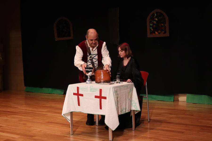 La compañía de teatro Dulces, que esta formada por usuarios de la Asociación Apacid, ha representado esta tarde una adaptación muy especial del Lazarillo de Tormes.