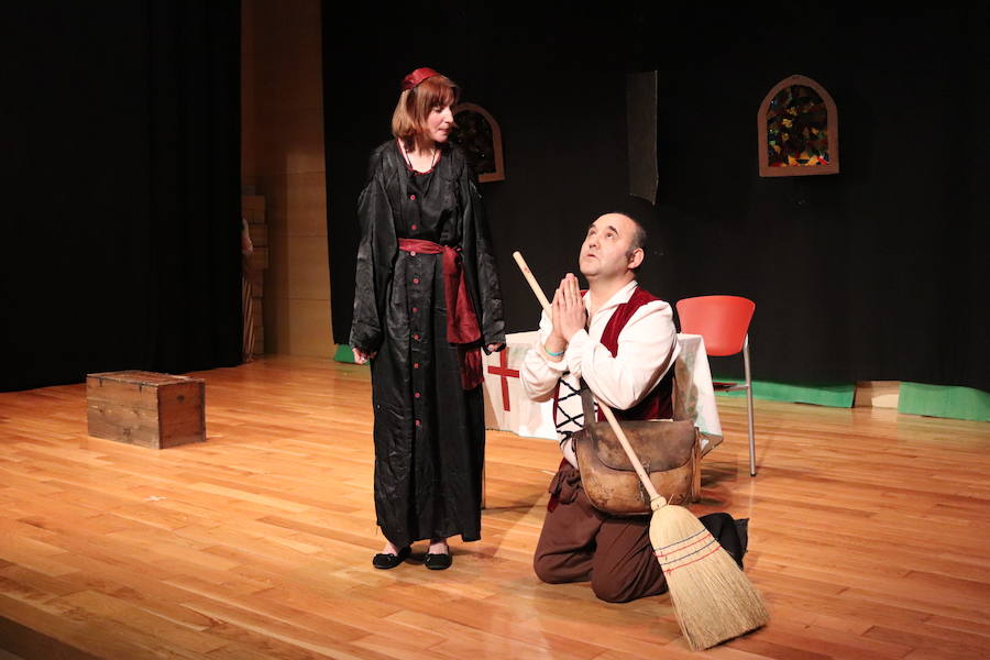 La compañía de teatro Dulces, que esta formada por usuarios de la Asociación Apacid, ha representado esta tarde una adaptación muy especial del Lazarillo de Tormes.