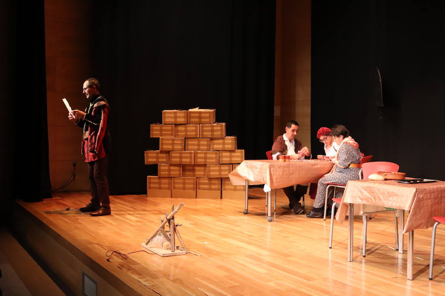 La compañía de teatro Dulces, que esta formada por usuarios de la Asociación Apacid, ha representado esta tarde una adaptación muy especial del Lazarillo de Tormes.