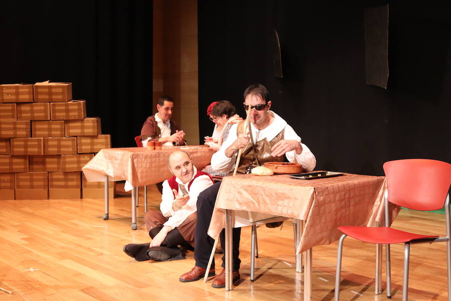 La compañía de teatro Dulces, que esta formada por usuarios de la Asociación Apacid, ha representado esta tarde una adaptación muy especial del Lazarillo de Tormes.