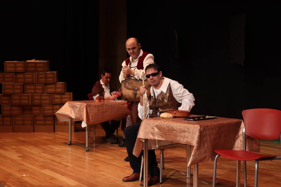 La compañía de teatro Dulces, que esta formada por usuarios de la Asociación Apacid, ha representado esta tarde una adaptación muy especial del Lazarillo de Tormes.