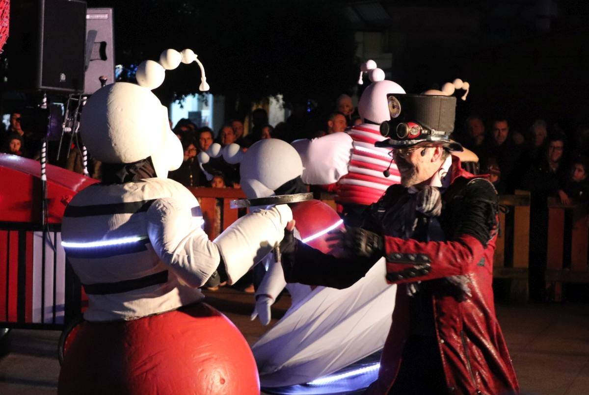 Las Luciérmagas ofrecen un espectáculo en la Plaza Mayor para volver a encender la bola de Navidad.