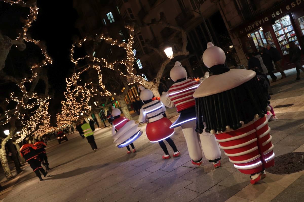 Las Luciérmagas ofrecen un espectáculo en la Plaza Mayor para volver a encender la bola de Navidad.