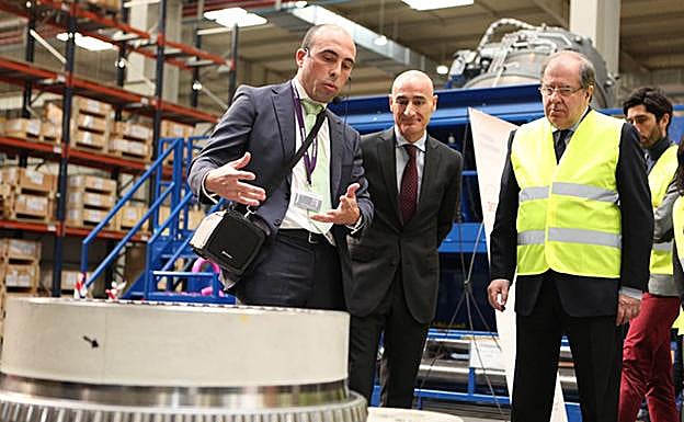 izda. Roberto González, director de la planta; centro, Enrique Pedrosa y dcha, Juan Vicente Herrera. 