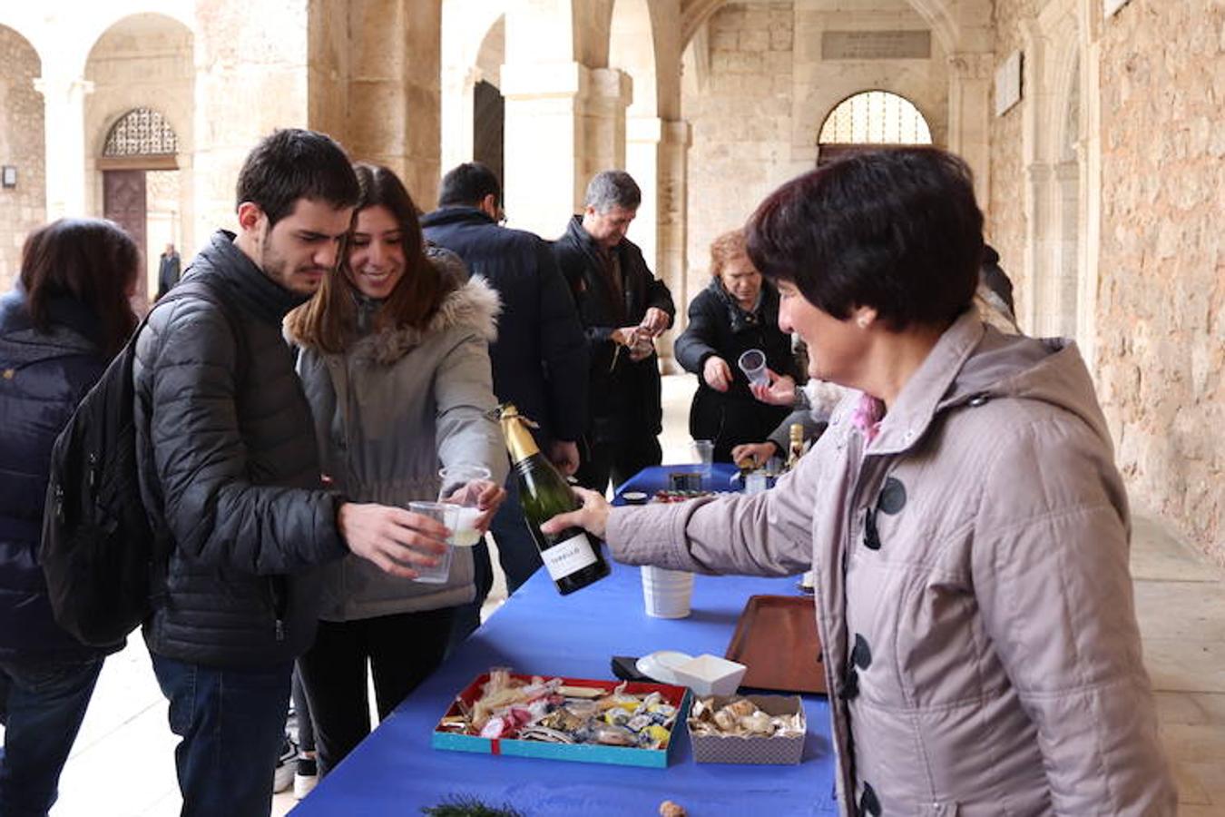 La comunidad científica de la Universidad de Burgos despide el año tomando doce aceitunas y pidiendo deseos para el 2019.