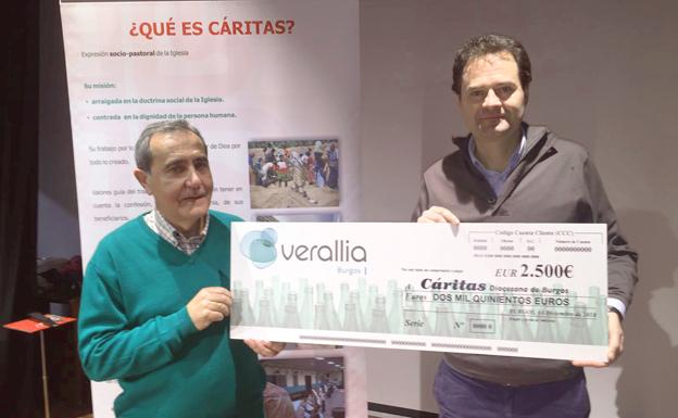 Diego Rodríguez, de Veralia, entrega el cheque a Cáritas. 