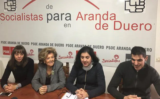 Mar Alcalde, portavoz socialista en el ayuntamiento de Aranda (segunda por la dcha). 