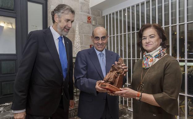 Luis Abril ha recogido el premio de manos de Pilar López
