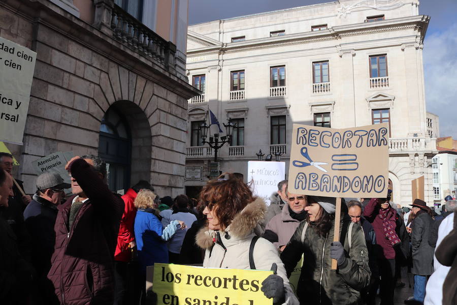 Fotos: 3.000 personas salen a la calle en Burgos para defender la Atención Primaria