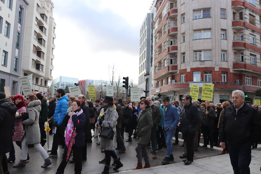 Fotos: 3.000 personas salen a la calle en Burgos para defender la Atención Primaria