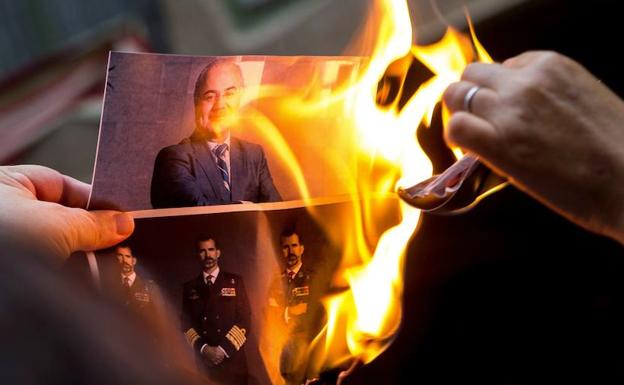 Manifestantes de los Comités de Defensa de la República queman una foto del juez Pablo Larena. 