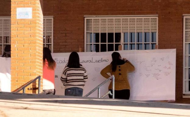 Alumnos del IES Vázquez Díaz de Nerva dejan mensajes en un mural a las puertas del centro educativo donde impartía clases la joven zamorana Laura Lelmo.
