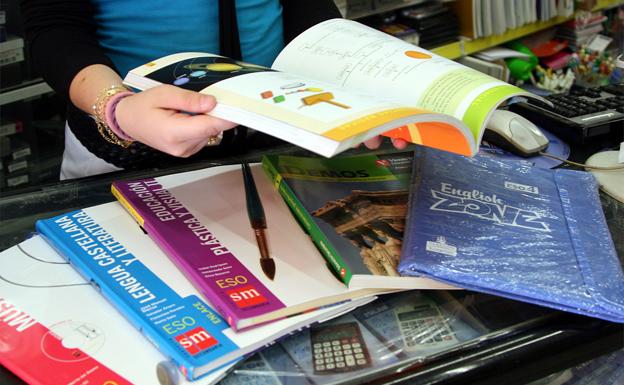 'Tareas y juegos' recoge juguetes y material escolar en la Facultad de Económicas