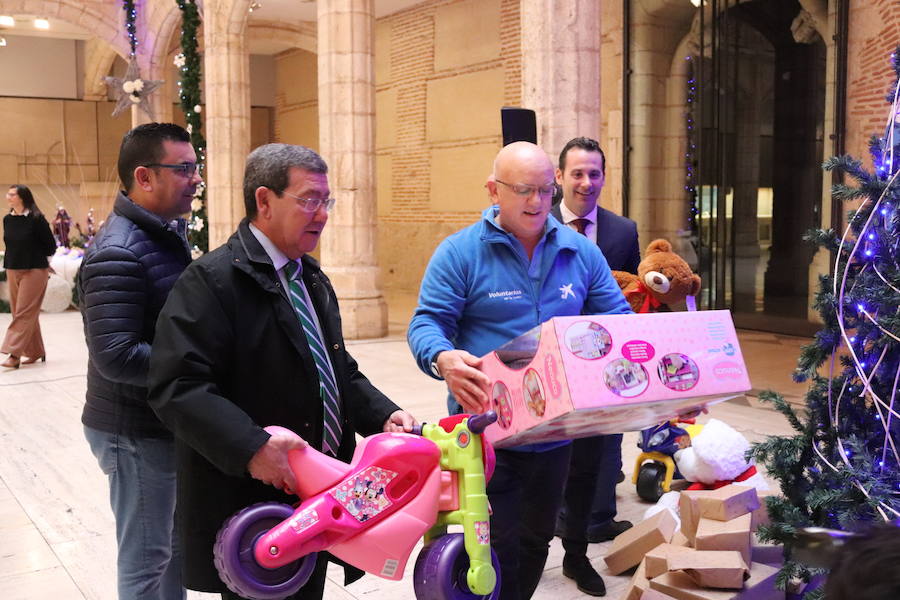 Los voluntarios de La Caixa se encargan de la logística para que los juguetes lleguen a los niños burgaleses. 