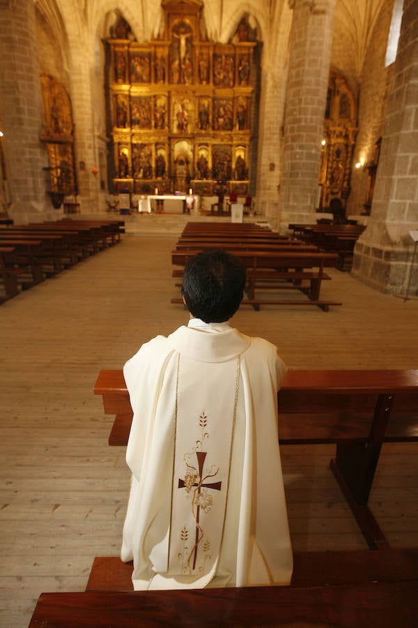 Un sacerdote reza en una iglesia de Valladolid. 