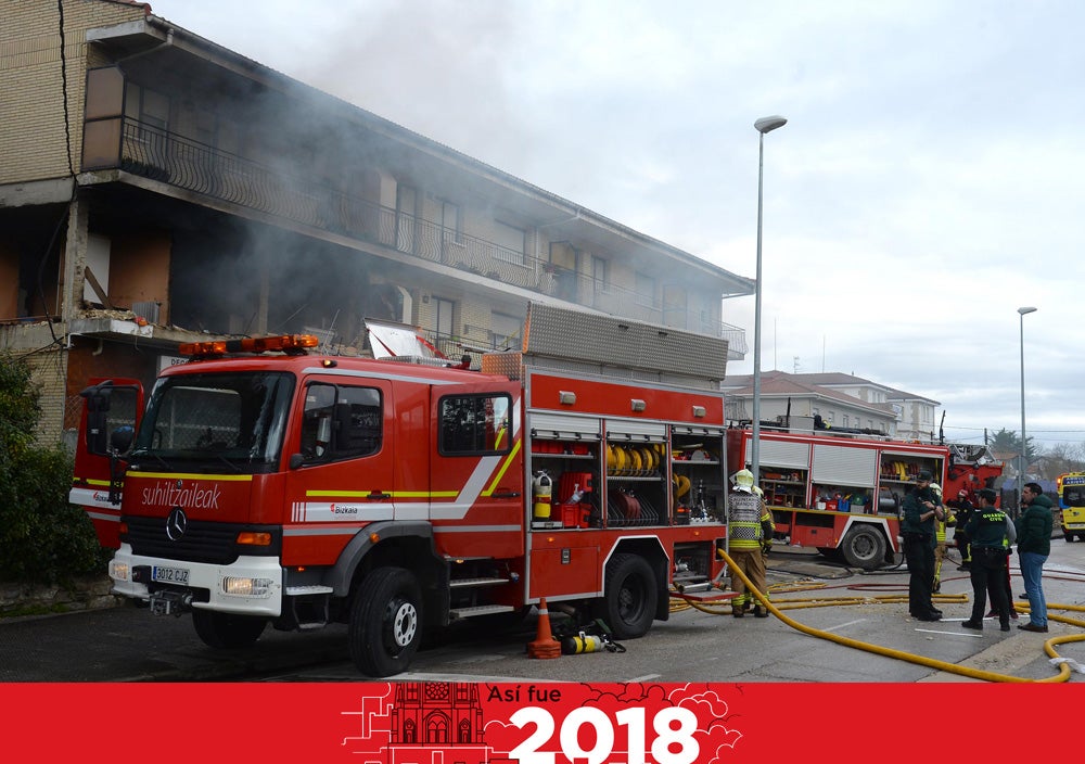 Cuatro personas, una mujer y tres hombres, resultaron heridos en Villasana de Mena al producirse una explosión en una vivienda. 