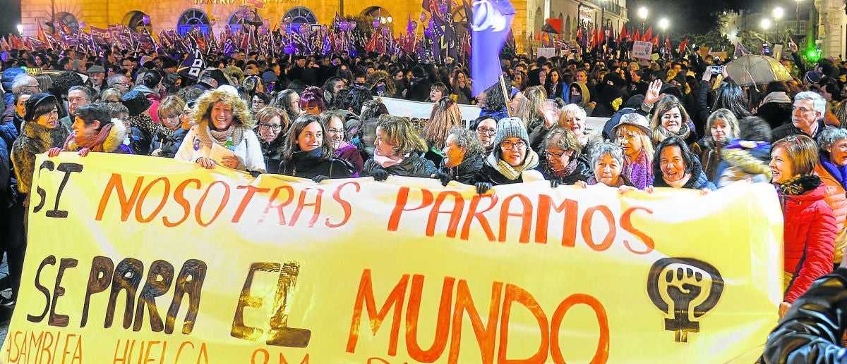 La manifestación del 8 de marzo congregó en las calles de Burgos a miles de personas que clamaron por la igualdad entre hombres y mujeres.