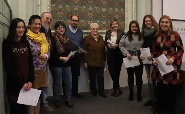 Representantes de asociaciones proinmigración y de sindicatos antes de explicar los requisitos que tienen que cumplir los ciudadanos extranjeros para ejercer su derecho al voto en los comicios municipales.