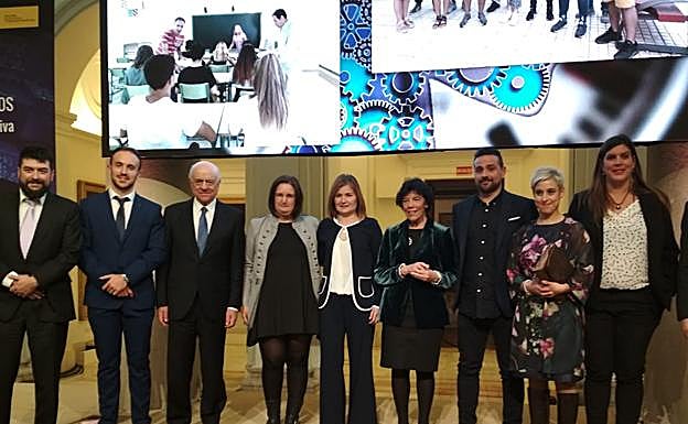 Foto de familia del acto de entrega de los premios. 