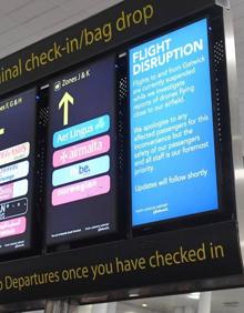 Imagen secundaria 2 - El aeropuerto de Gatwick, el octavo más grande de Europa, está viviendo escenas de caos después de que se hayan cancelado más de 240 vuelos este jueves.