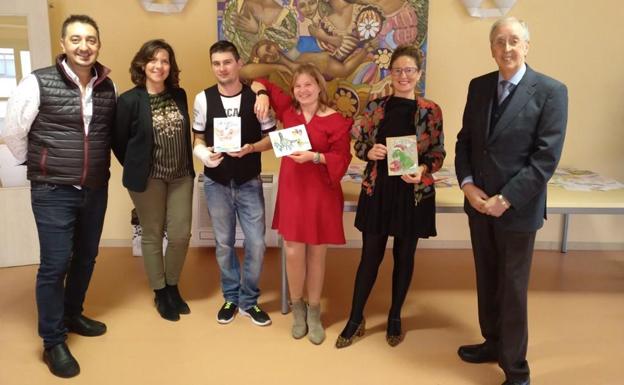 El jurado posa con las tarjetas ganadoras del concurso. De i. a d., Jesús Ramón, Ruiz, Marta Arroyo, Javi Díez , Aliona Benito, María Gómez Pereda, Miguel Patón.