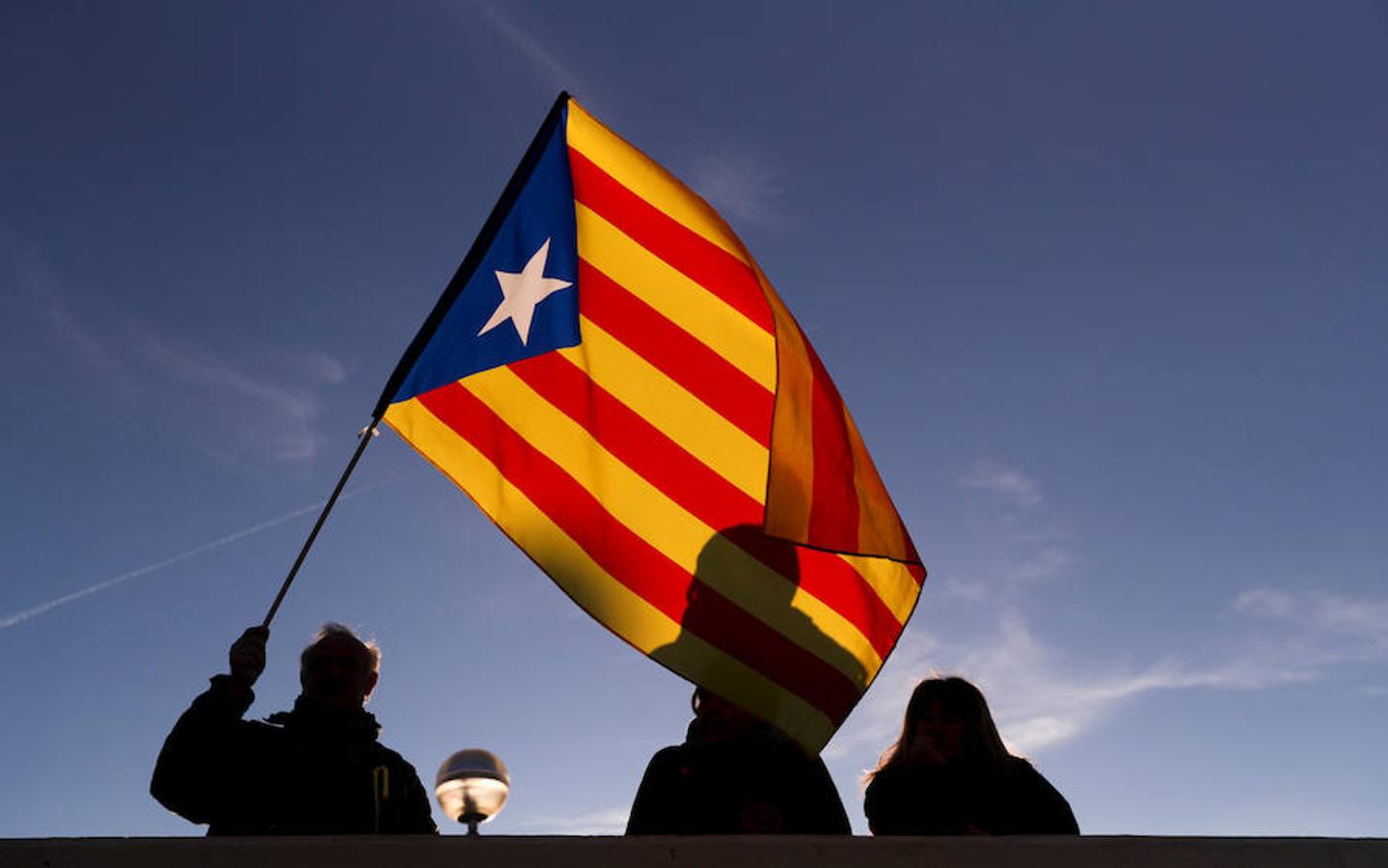 El presidente del Gobierno, Pedro Sánchez, preside este viernes el Consejo de Ministros en la Llotja de Mar de Barcelona. La ciudad condal vive una jornada de concentraciones y protestas de la mano de los CDR.