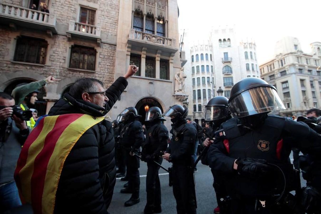 El presidente del Gobierno, Pedro Sánchez, preside este viernes el Consejo de Ministros en la Llotja de Mar de Barcelona. La ciudad condal vive una jornada de concentraciones y protestas de la mano de los CDR.