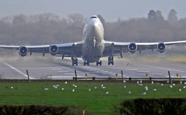 Un avión despega en el aeropuerto londinense de Gatwick.