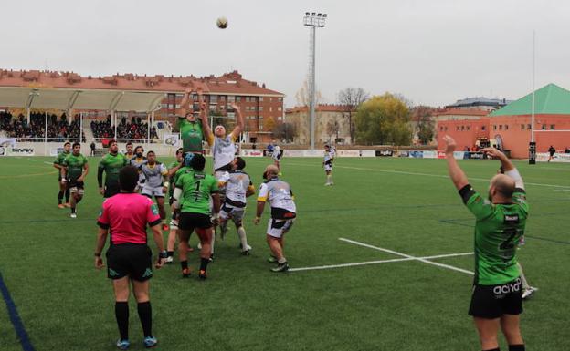 El campo de San Amaro acoge este domingo el último partido de rugby de 2018.