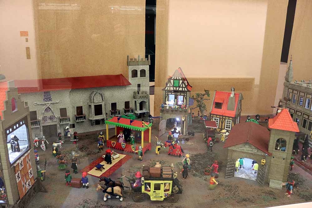 El MEH acoge una nueva exposición temporal con figuras de Playmobil sobre el hito del descubrimiento del nuevo mundo.