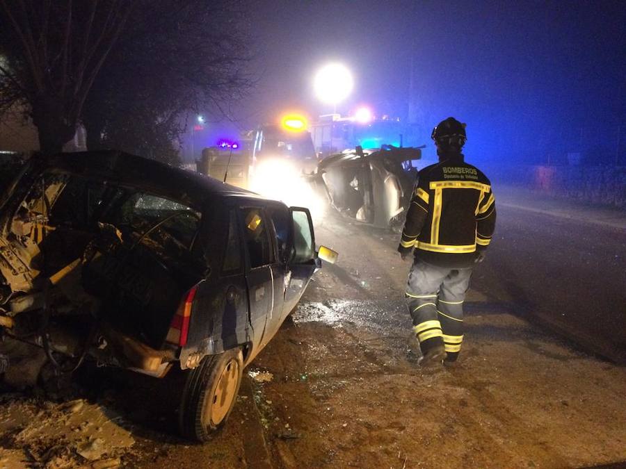 Un bombero de la Diputación de Valladolid en el lugar del accidente.